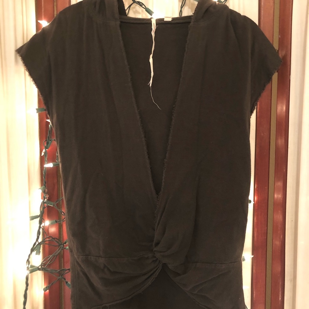 Short sleeve twist top with hood